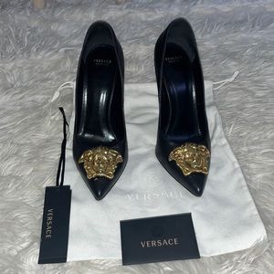 VERSACE DECOLLETE PUMP SIZE 39 Like New/ condition with Box & Dust Bag